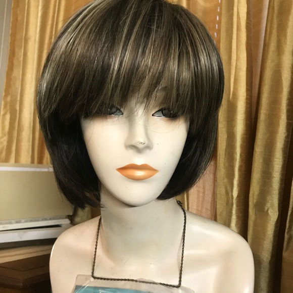 Brown with Blonde highlights wig. Slightly,worn but still in great condition - Picture 4 of 4